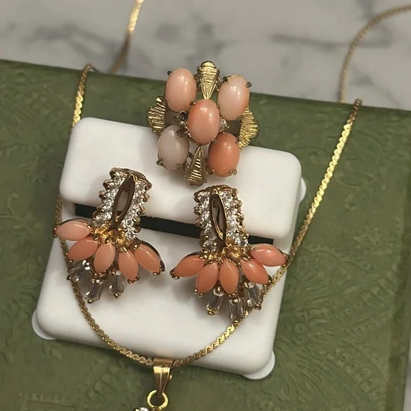 Coral and gold Jewelry Set - Picture 2 of 10